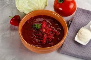 borsch sopa con repollo y raíz de remolacha foto