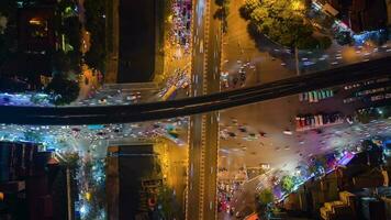 aérien laps de temps de soir circulation à intersection dans Hanoï, vietnam video