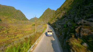camión conducción en escénico montaña la carretera en el decir ah giang bucle, norte Vietnam video