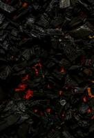 negro carbón con rojo rayas de calor. negro texturizado antecedentes. foto