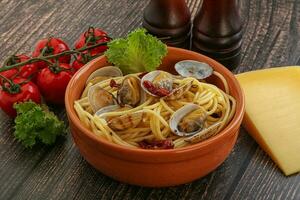 Pasta with vongole and tomato photo