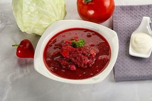 borsch sopa con repollo y raíz de remolacha foto