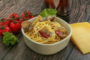 Pasta with vongole and tomato photo