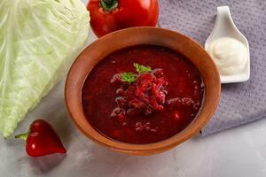 borsch sopa con repollo y raíz de remolacha foto