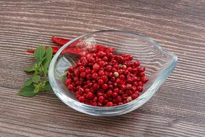 semillas de pimiento rojo en el bol foto