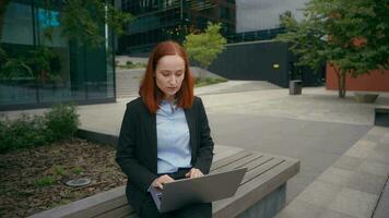 raadplegen zakenvrouw werkgever hr manager freelancer meisje bedrijf vrouw ondernemer pratend echt video telefoontje conferentie ver weg onderhandelen online les bespreken project opstarten met laptop in stad