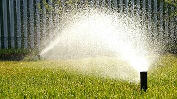 automático jardín irrigación sistema riego césped con ajustable cabeza. automático equipo para irrigación y mantenimiento de céspedes, jardinería. foto