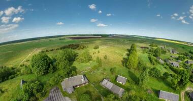 winzig Planet im Himmel mit Wolken mit Blick auf klein Dorf im Wald. Transformation von kugelförmig 360 Panorama im abstrakt Antenne Sicht. video