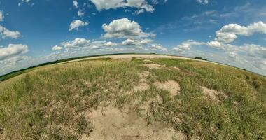 verde pequeño planeta lazo transformación con curvatura de espacio entre campos en soleado día y hermosa nubes video