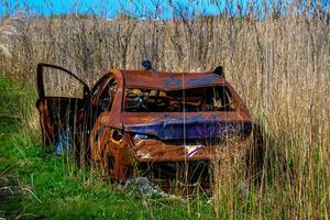 abandonado coche en un playa foto