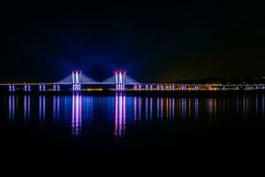 nuevo grifo zee puente a noche foto