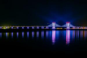 nuevo grifo zee puente a noche foto