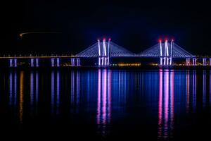 nuevo grifo zee puente a noche foto