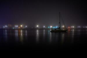 brumoso bahía a noche foto