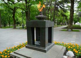 Monumento es el eterno fuego, en memoria de el caído soldados en el segundo mundo guerra. foto