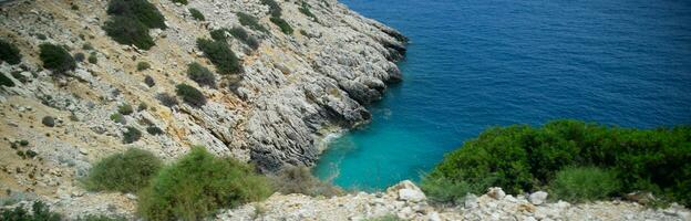 costa de el Mediterráneo mar. el apuntalar es compuesto de caliza y mármol. foto