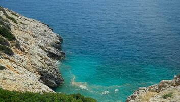 costa de el Mediterráneo mar. el apuntalar es compuesto de caliza y mármol. foto