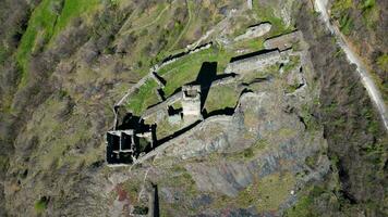 Antenne Aussicht von Heilige deutsch Schloss aosta Senke Italien oben Nieder Aussicht video