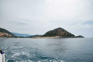 yates en el mar costa. Placer barcos a muelle. foto