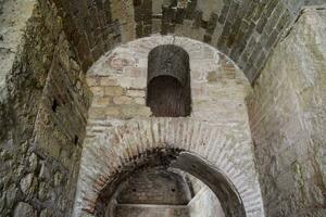 el edificio de Iglesia de S t. nicholas en pavo, demré. paredes, columnas y frescos en el pared de el templo. foto