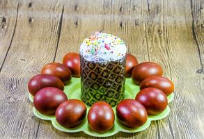 Pascua de Resurrección pastel y pintado rojo Pascua de Resurrección huevos. comida para el Pascua de Resurrección mesa. foto