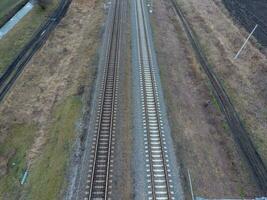 trama ferrocarril. parte superior ver en el rieles Alto voltaje poder líneas para eléctrico trenes foto