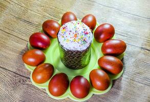 Pascua de Resurrección pastel y pintado rojo Pascua de Resurrección huevos. comida para el Pascua de Resurrección mesa. foto