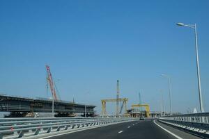 conducción a lo largo el Crimea puente. un grandioso edificio de el 21 siglo. el nuevo puente. foto