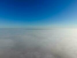 en el cielo encima el niebla. amanecer terminado el niebla. nubes cerca el suelo foto
