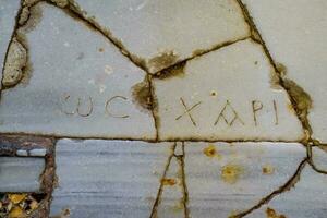 el inscripciones en el mármol piso. foto