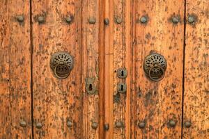 Clásico de madera portón puerta en antiguo edificio de el histórico pueblo de kaleici. foto