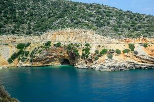 costero acantilados de caliza. el costa de Mediterráneo mar en pavo. foto