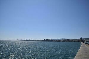 centro de deportes acuáticos y muelle de novorossiysk. urbano paisaje de el Puerto ciudad foto