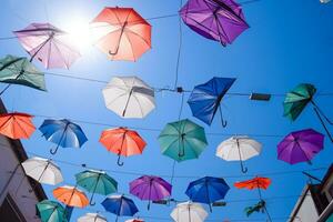 colgando paraguas en contra el azul cielo, caminar mediante el calles de kaleici, antalya foto