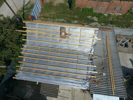 reparar de el techo de el casa. humedad aislamiento debajo metal. foto