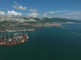 industrial puerto marítimo, parte superior vista. Puerto grúas y carga buques y barcazas. foto