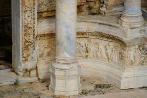 bajorrelieves de antiguo escenas en el aguilones de el anfiteatro en hierápolis, pavo. foto