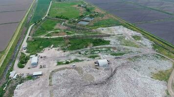 basura tugurio con muchísimo de basura y tratamiento instalaciones. vertedero de basura fuera de el pueblo foto