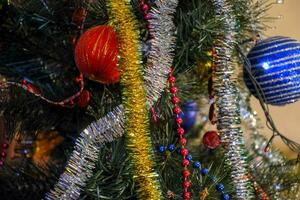 Navidad juguetes y adornos en el Navidad árbol foto