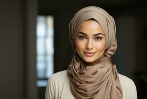 ai generado sereno musulmán mujer en beige hijab irradia alegría en contra un blanco fondo, islámico imágenes foto