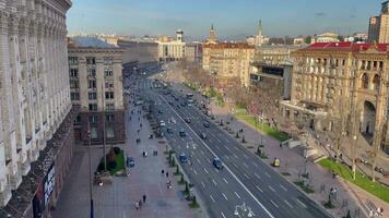 top visie van khresjchatyk straat en onafhankelijkheid plein in de stad van kiev, de hoofdstad van Oekraïne gedurende de dag. pan. stad leven Aan centraal vierkant. Oekraïne, kyiv - januari 2, 2024. video