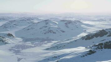 un cubierto de nieve montaña rango en contra un hermosa cielo fondo video
