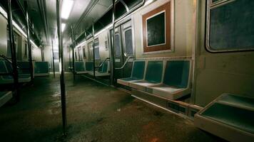 un vide train voiture dans le métro souterrain video