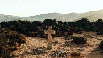 uma solitário Cruz em pé alta dentro a grande deserto panorama video