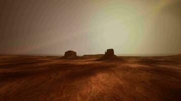ein atemberaubend computergeneriert Wüste Landschaft gefangen von über video