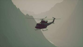 een helikopter vliegend over- een berg met een lucht achtergrond video