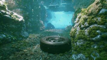 un coche neumático sentado en el medio de un túnel video