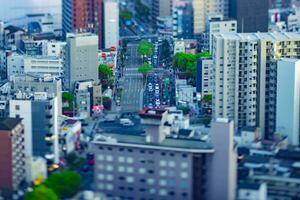 un oscuridad miniatura paisaje urbano por alto ángulo ver a el urbano calle en Osaka foto