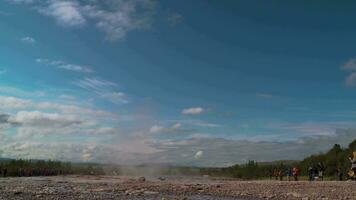 Geysir Bezirk im Island. das strokkur Geysir ausbrechen beim das haukadalur geothermisch Bereich, Teil von das golden Kreis Route, im Island. strokkur Geysir Geysir auf das Süd Westen Island. video