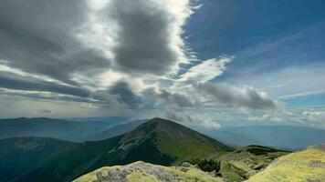 hora lapso de hermosa nubes moverse terminado el montañas video